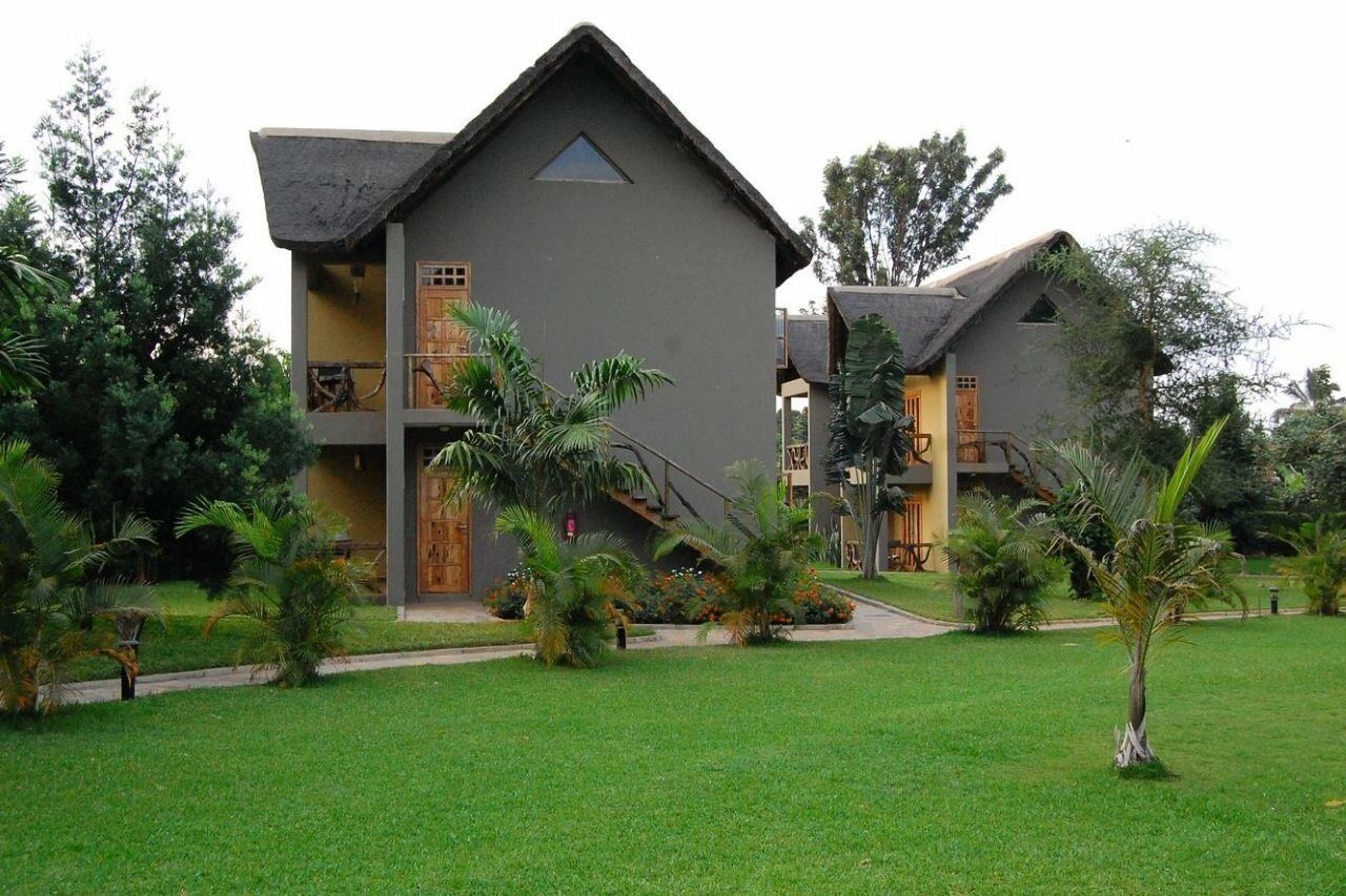 Weru Weru River Lodge Exterior photo